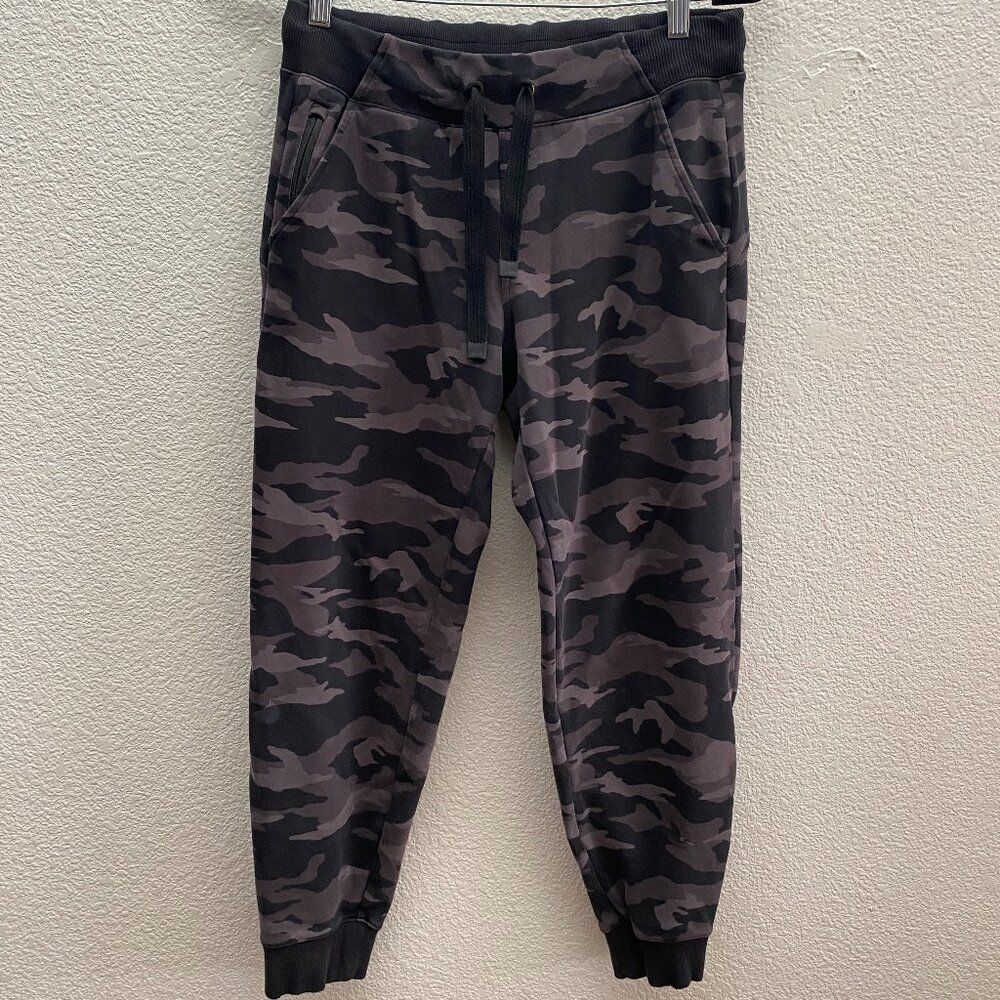 Athleta Triumph Printed Jogger Pants Camo XS Extra Small  26.5 Inch Inseam